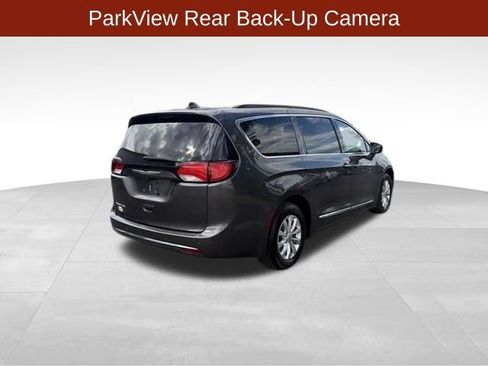 Used 2017 Chrysler Pacifica Touring-L FWD image 7