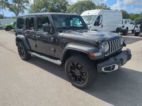 Used 2025 Jeep Wrangler Unlimited Sahara AWD/4WD image 2