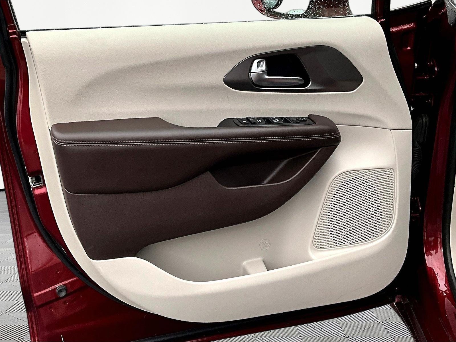 Used 2019 Chrysler Pacifica Touring Plus w/ Advanced Safetytec Group FWD image 19