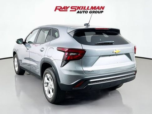 Used 2025 Chevrolet Trax LS w/ LS Convenience Package FWD image 5