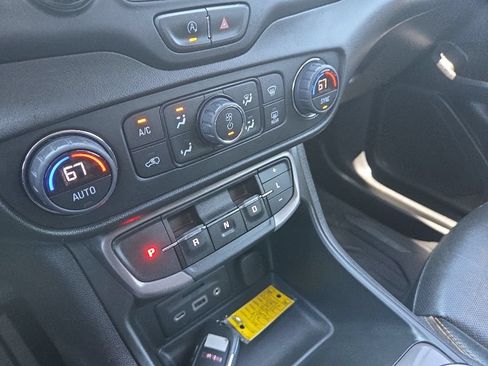 Used 2022 GMC Terrain AT4 AWD/4WD image 28
