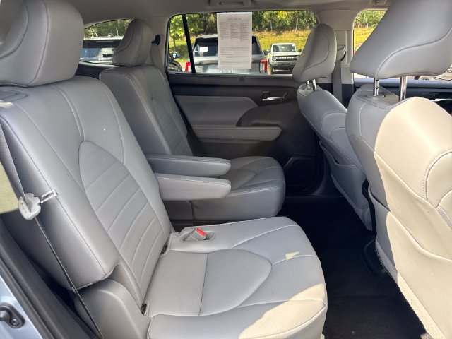 Used 2021 Toyota Highlander XLE AWD/4WD image 14