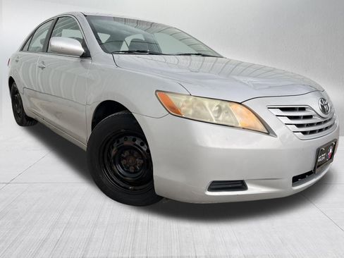 Used 2009 Toyota Camry LE FWD image 3