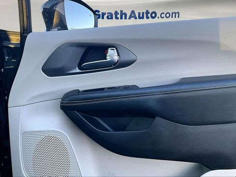 Used 2022 Chrysler Pacifica Touring-L image 28