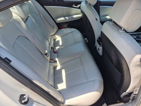 Used 2025 Genesis G70 2.5T RWD image 31