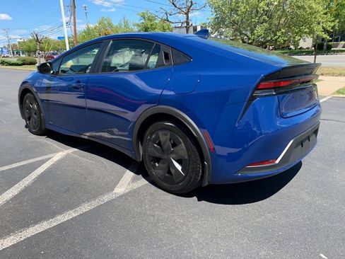 Used 2025 Toyota Prius LE AWD/4WD image 5