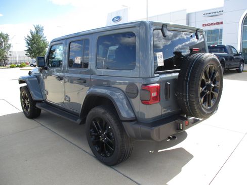Used 2025 Jeep Wrangler Unlimited Sahara AWD/4WD image 4