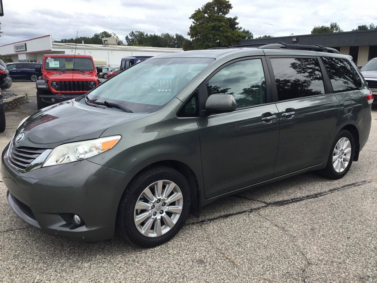 Used 2013 Toyota Sienna XLE w/ Entertainment Pkg AWD/4WD image 13