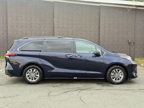 Used 2021 Toyota Sienna XLE w/ XLE Plus Package image 4