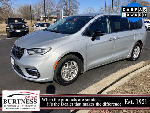 Used 2024 Chrysler Pacifica Touring-L image 4