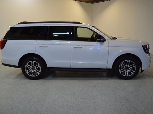 Used 2025 Ford Expedition Active AWD/4WD image 2