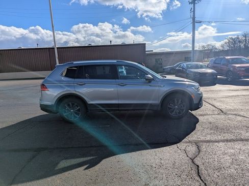 Used 2022 Volkswagen Tiguan SE image 2