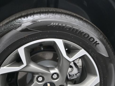 Used 2025 Chevrolet Trax LT FWD image 16