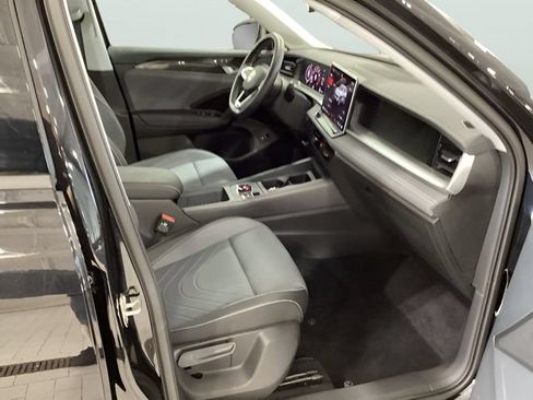 Certified 2025 Volkswagen Tiguan SE w/ Panoramic Sunroof Package AWD/4WD image 11