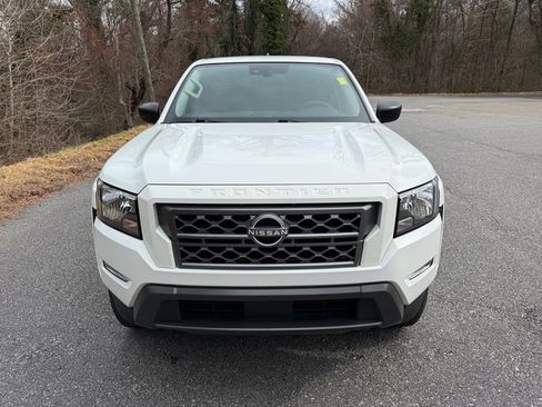 Used 2023 Nissan Frontier SV w/ SV Convenience Package image 3