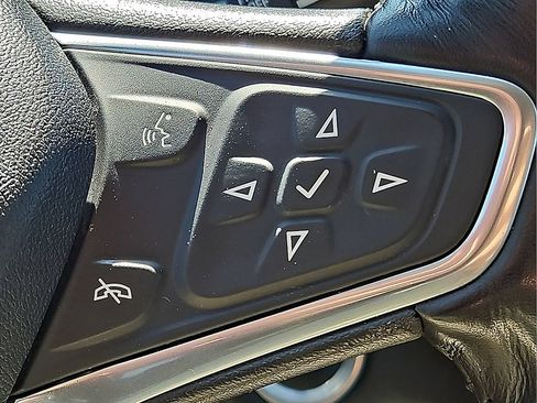 Used 2018 Chevrolet Equinox Premier FWD image 23
