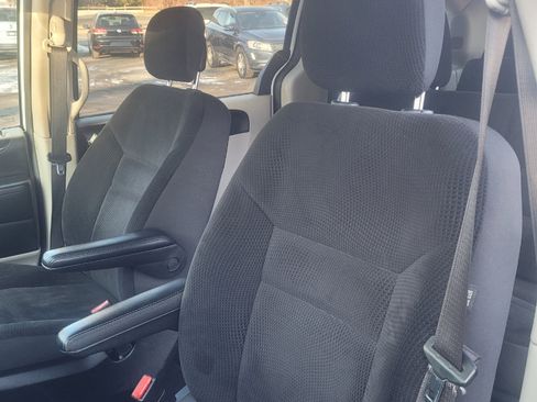 Used 2018 Dodge Grand Caravan SE w/ UConnect Hands-Free Group image 12