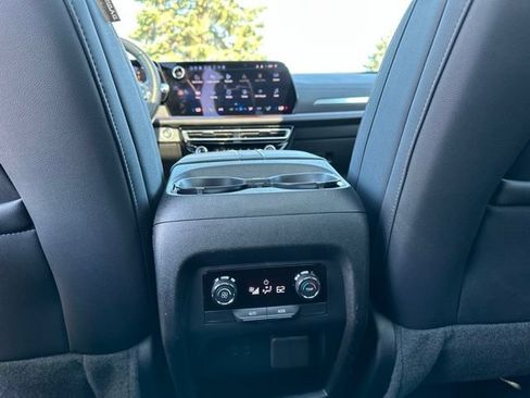 Used 2024 Chevrolet Traverse Z71 AWD/4WD image 19