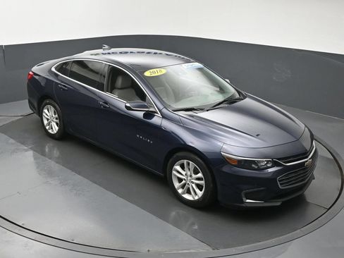Used 2018 Chevrolet Malibu LT w/ Leather Package FWD image 3