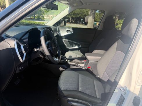 Used 2025 Kia Soul LX FWD image 12