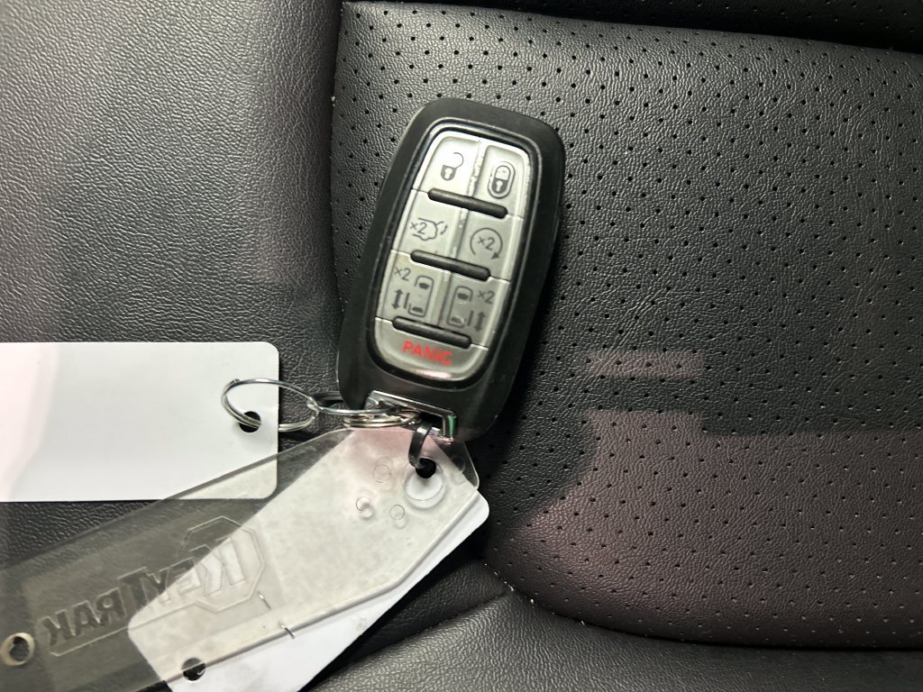 Used 2025 Chrysler Pacifica Select w/ Uconnect Theater Family Group FWD image 22