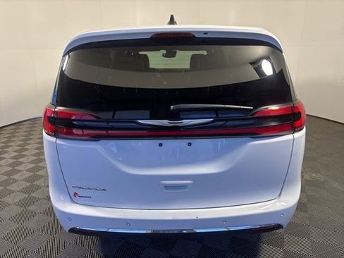 Used 2025 Chrysler Pacifica Select FWD image 5