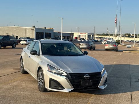 Certified 2025 Nissan Altima 2.5 SV FWD image 3