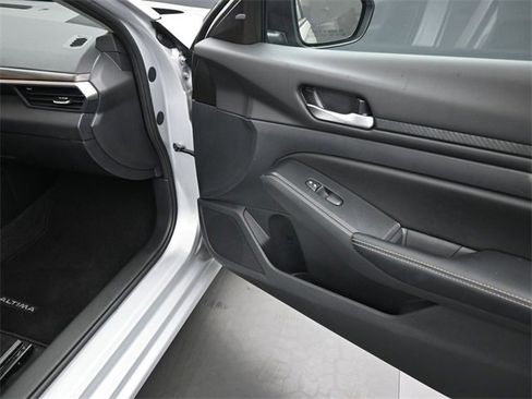 Used 2025 Nissan Altima 2.5 SV image 23