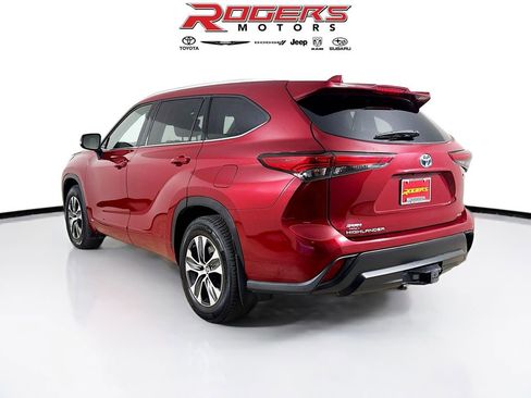 Used 2022 Toyota Highlander XLE image 11