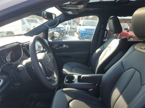New 2026 Chrysler Pacifica Select image 18
