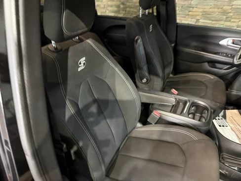 Used 2018 Chrysler Pacifica Touring Plus w/ S Appearance Package FWD image 33