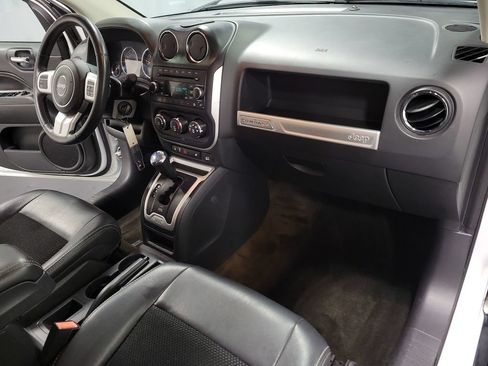 Used 2016 Jeep Compass Latitude FWD image 30