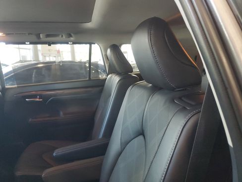 Certified 2025 Toyota Highlander Platinum AWD/4WD image 10