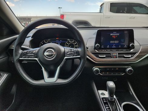 Used 2024 Nissan Altima 2.5 SV FWD image 11