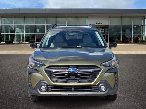 Used 2025 Subaru Outback Premium AWD/4WD image 2