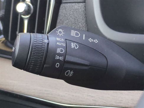 New 2025 Volvo XC90 B5 Plus w/ Protection Package Premier image 26