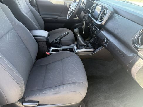 Used 2016 Toyota Tacoma TRD Off-Road w/ Premium & Technology Package image 12