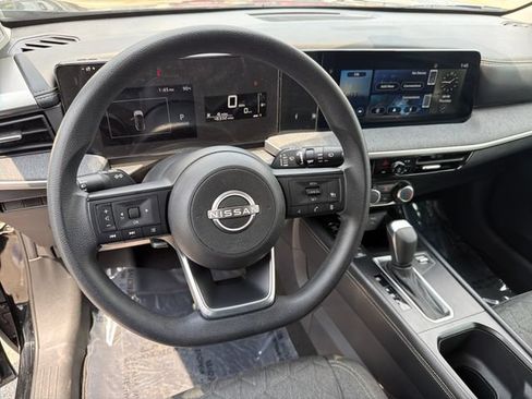 Used 2025 Nissan Kicks SV AWD/4WD image 12