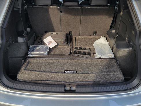 Certified 2024 Volkswagen Tiguan SE R-Line image 43