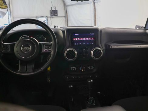 Used 2017 Jeep Wrangler Unlimited Rubicon w/ Connectivity Group AWD/4WD image 19