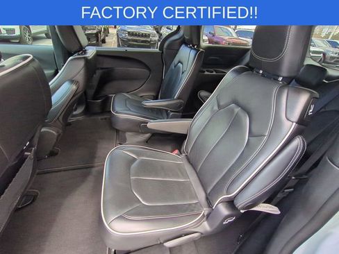 Certified 2025 Chrysler Pacifica Limited image 31