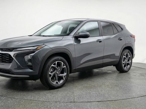Used 2025 Chevrolet Trax LT FWD image 3