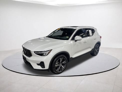 Used 2025 Volvo XC40 B5 Core image 1