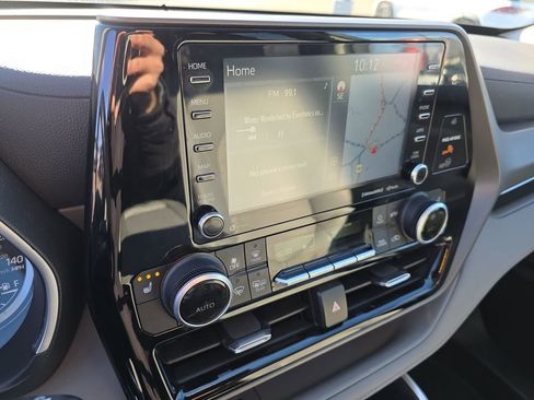 Used 2021 Toyota Highlander XLE image 28