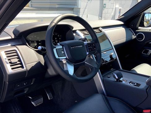 New 2025 Land Rover Discovery Dynamic SE image 5
