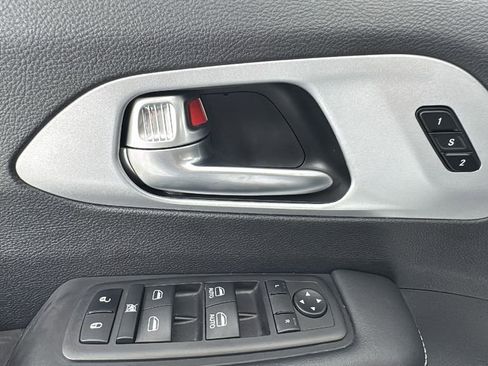 Used 2024 Chrysler Pacifica Select image 24