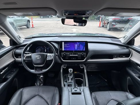 Used 2024 Toyota Grand Highlander AWD image 12