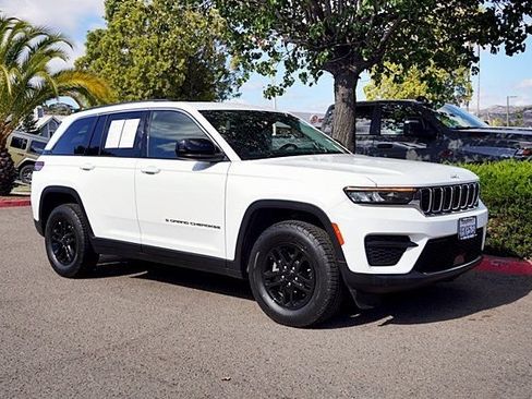 Certified 2023 Jeep Grand Cherokee Laredo RWD image 6