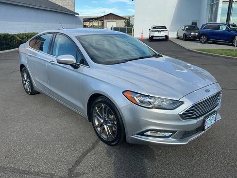 Used 2017 Ford Fusion SE w/ Equipment Group 201A FWD image 6