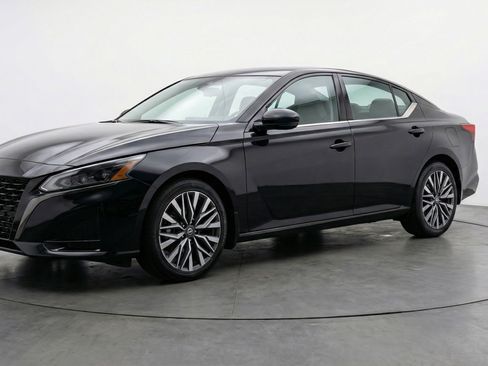 Used 2025 Nissan Altima 2.5 SV image 3